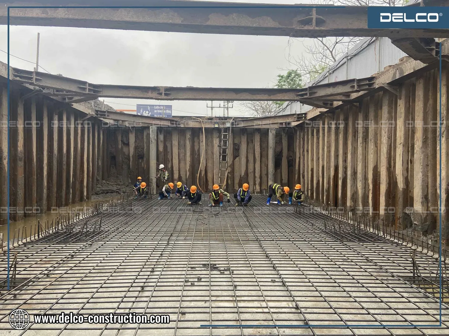 Construction of fire protection tank using Larsen sheet-pile method at DELCO construction site progressed in 5 days. The contractor can use the method of excavating the soil widely, without using piles, the construction progress will be longer but more cost-effective.