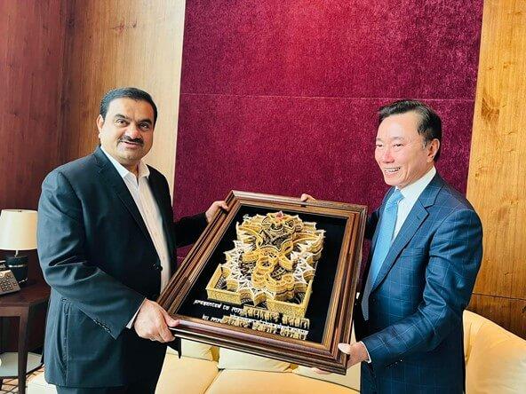 Đại sứ Phạm Sanh Châu tặng tác phẩm nghệ thuật Thần Voi Ganisha làm bằng tăm tre cho ngài tỷ phú Adani trong buổi gặp mặt