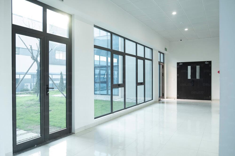 Hệ cửa nhôm kính bao gồm cửa đi, cửa sổ và cửa chiếu sáng được bố trí hợp lý,