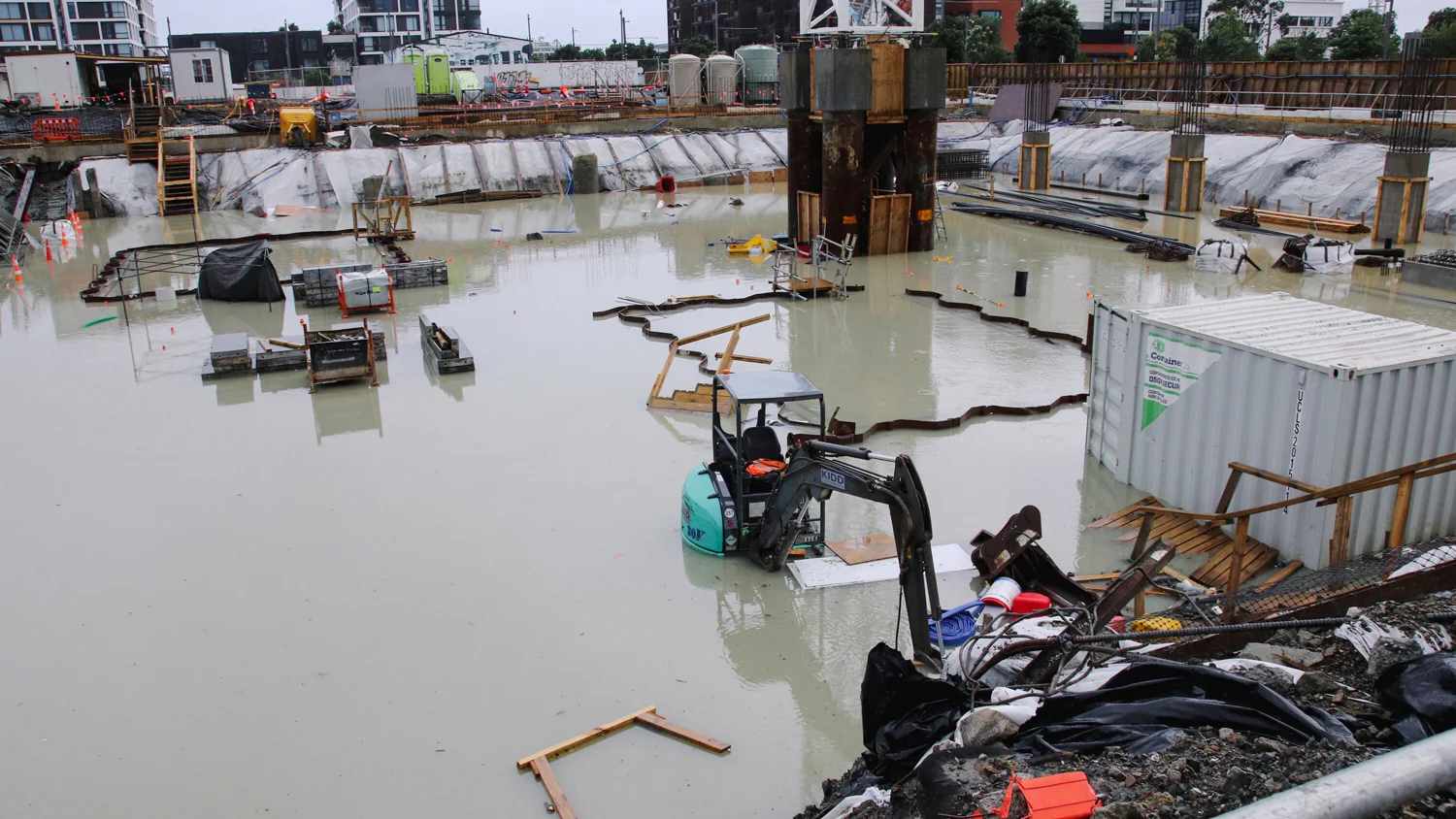 雨季や台風シーズンにおける工場建設の安全性と進捗状況の確保