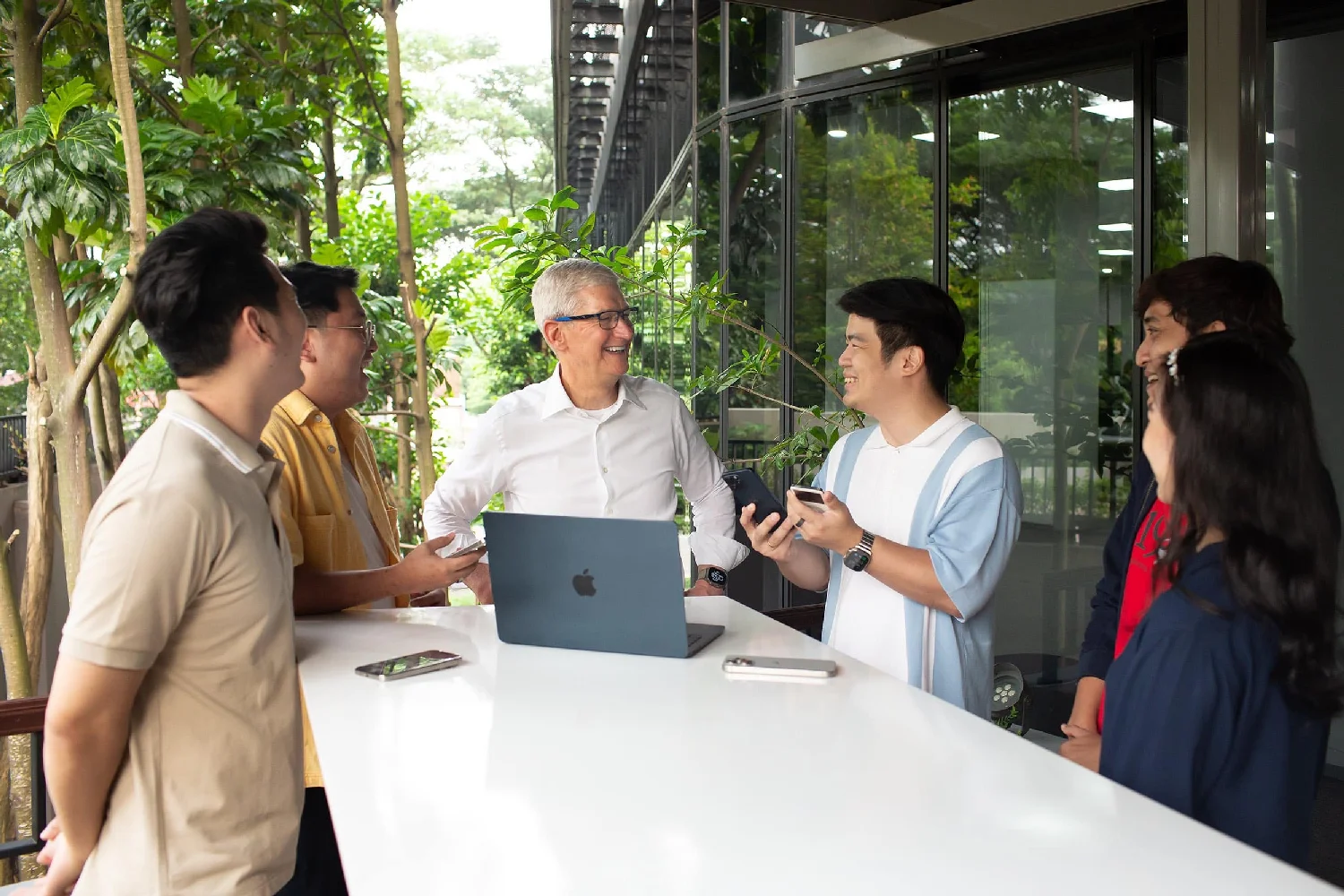 CEO Apple Tim Cook trong chuyến thăm Singapore, Indonesia và Việt Nam hồi tháng 4/2024