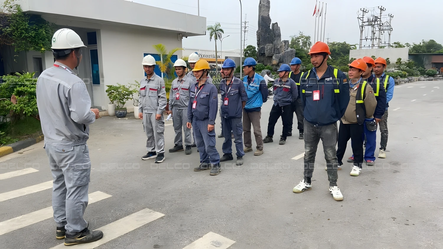 Huấn luyện an toàn lao động đầu mỗi buổi làm việc cho khối kỹ sư và công nhân MEP tại dự án nâng cấp, sửa chữa nhà xưởng ANMI Tools do DELCO là tổng thầu xây dựng.