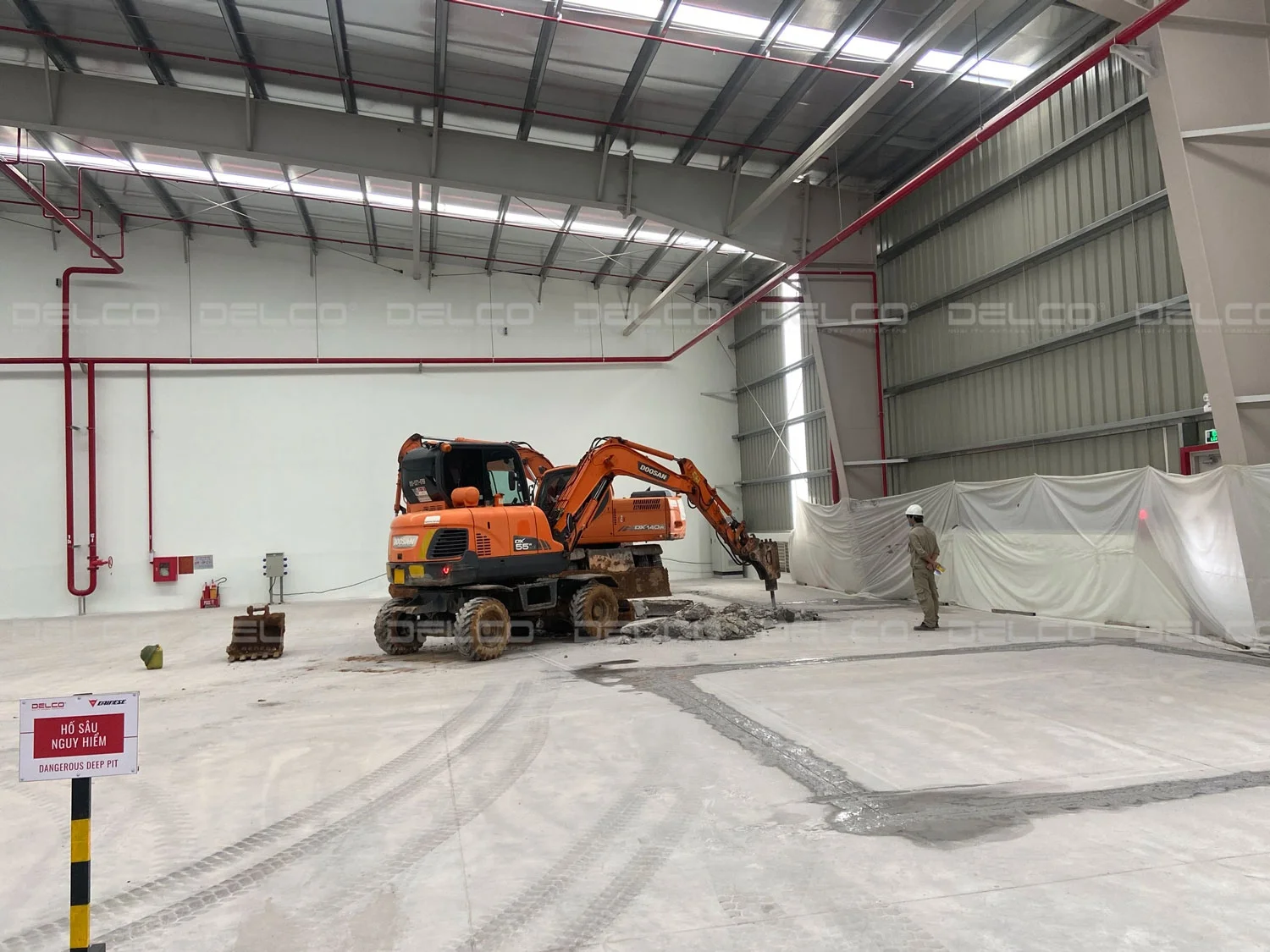 Tại các dự án, DELCO luôn chú trọng bố trí đầy đủ hệ thống biển báo, hàng rào an toàn để cảnh báo nguy cơ và bảo vệ an toàn cho công nhân và khu vực xung quanh.