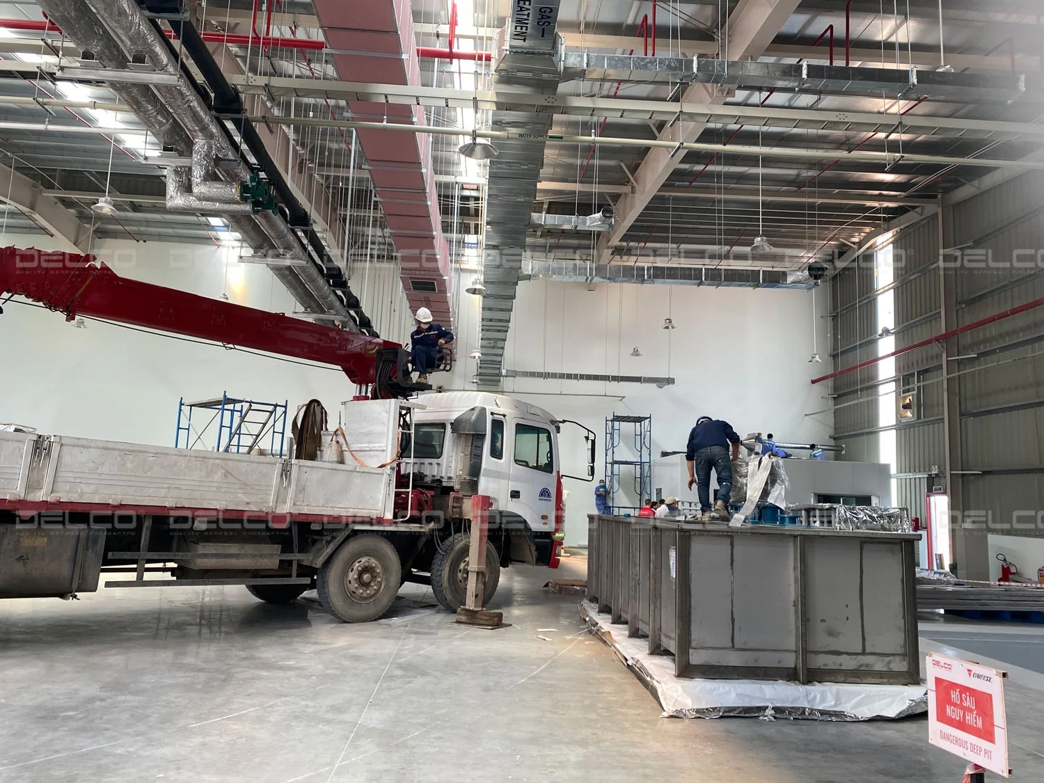 Tại các dự án, DELCO luôn chú trọng bố trí đầy đủ hệ thống biển báo, hàng rào an toàn để cảnh báo nguy cơ và bảo vệ an toàn cho công nhân và khu vực xung quanh.