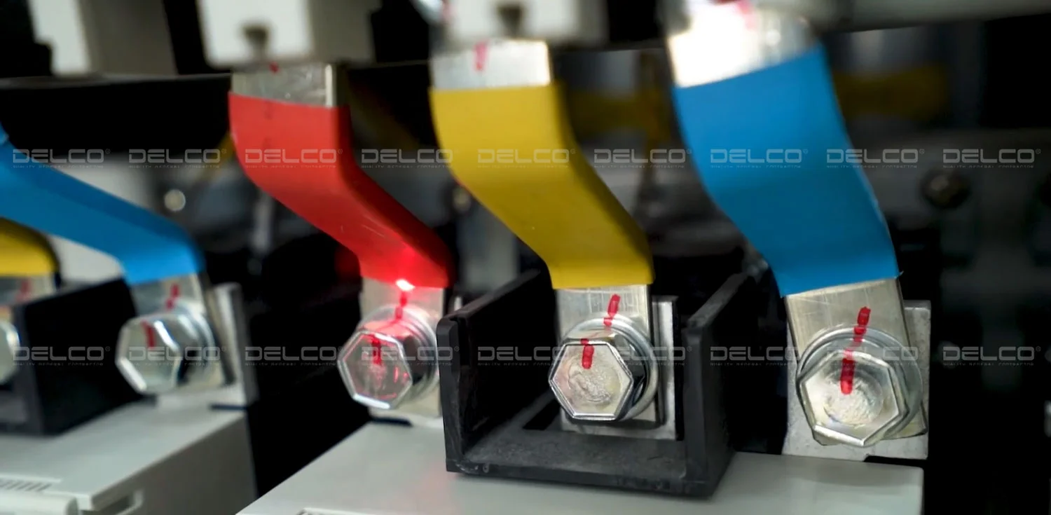 Quy trình đánh dấu từng tủ điện sau khi siết bulong tại các công trình của DELCO, thuận tiện cho công tác nhận diện, kiểm tra, vận hành và bảo trì nhà máy sau này.