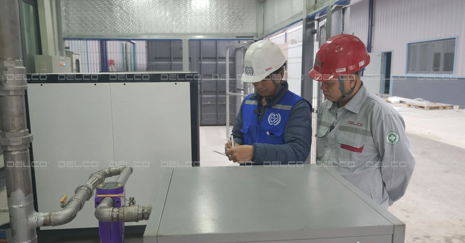 Quá trình chạy thử tải thiết bị nén khí và nghiệm thu nội bộ tại dự án fitout nhà máy sản xuất camera tại Bắc Ninh, do DELCO là Tổng thầu thiết kế - thi công.