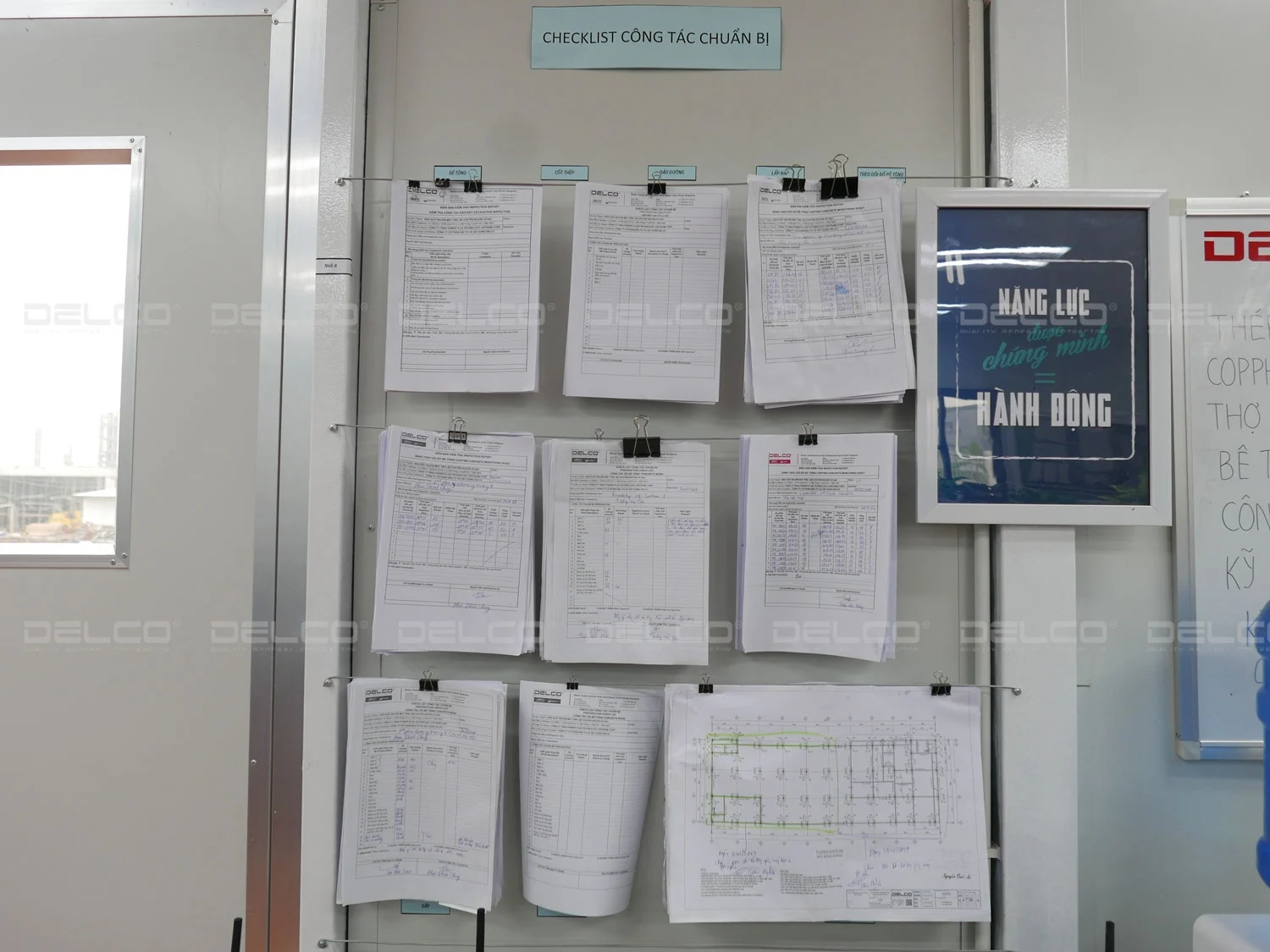 DELCO的所有工地办公室都在各项施工前具有齐全的安全检查表格和清单。凡是未经安全验收的设备、脚手架或电气系统，绝对不许投入使用。
