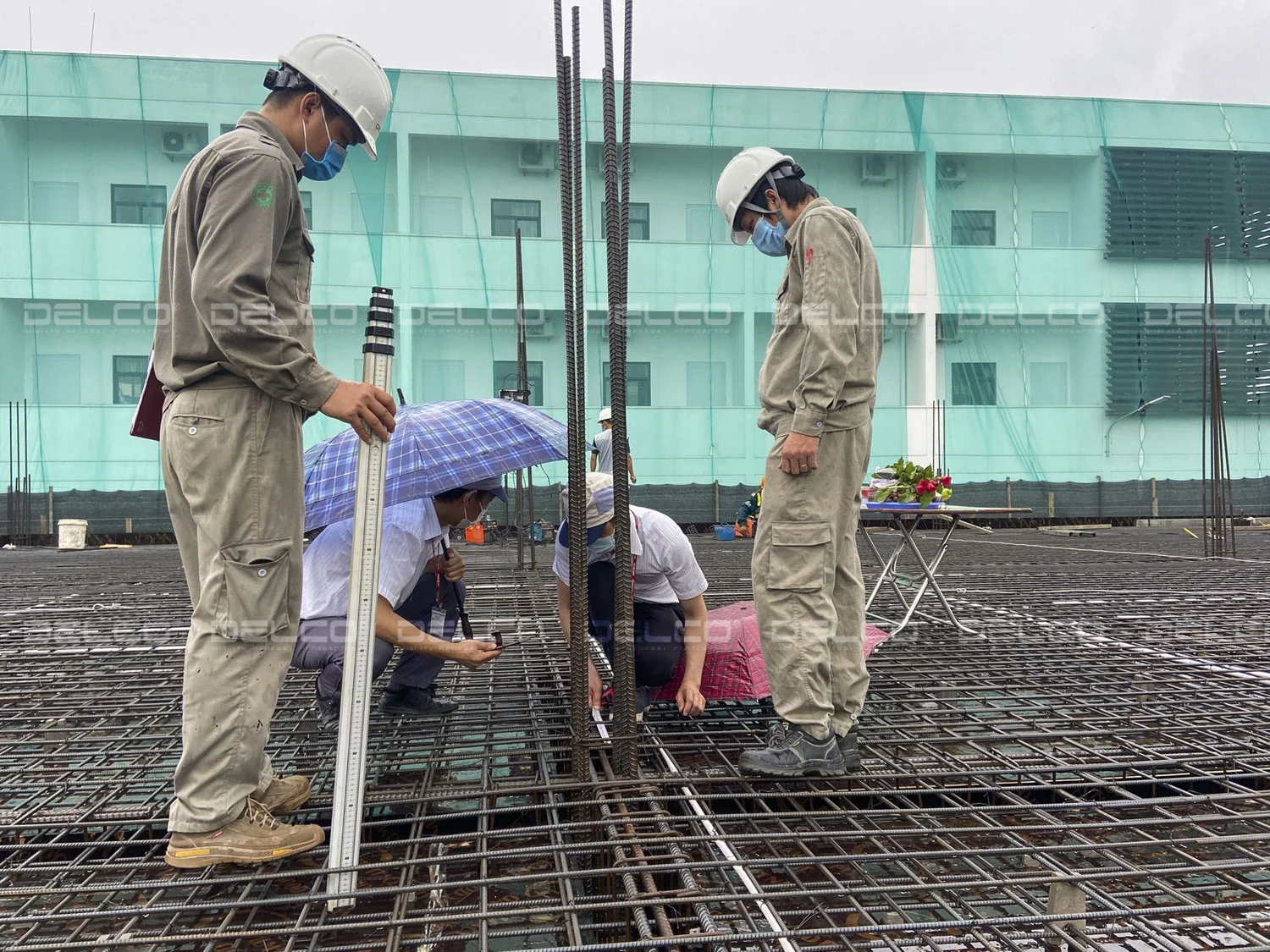 每一个作业岗位——从挖土、打基础、浇筑混凝土，到砌筑抹灰、高空施工——都有对应的专属劳动安全流程，并由专任安全团队监测。