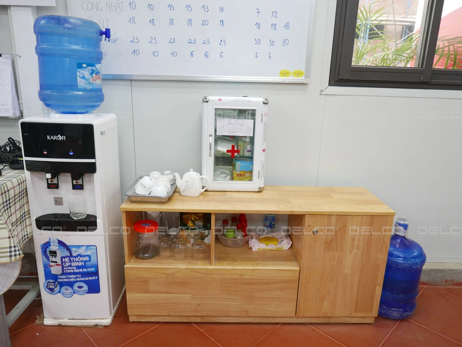 指挥部办公室始终配备有药品柜、急救指南和紧急联系电话清单。
