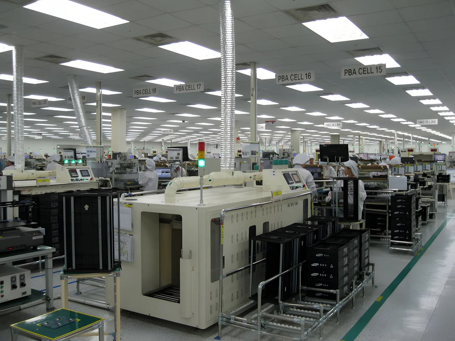 SAMSUNG员工在Bac Ninh， Yen Phong工业区内工作