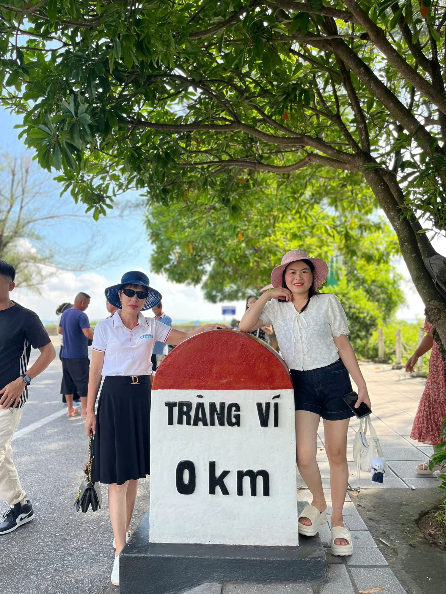 Trở lại Việt Nam, DELCO Team chụp ảnh tại mũi Sa Vĩ - Cực Đông Bắc, địa đầu của Tổ Quốc.