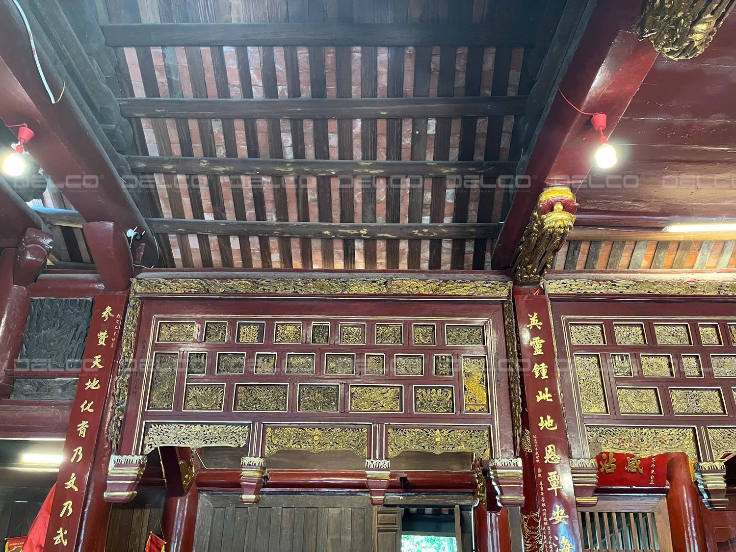 Trò chuyện với người trông giữ đình, lắng nghe những câu chuyện lịch sử và hiểu thêm những nét văn hoá độc đáo nơi địa đầu tổ quốc.