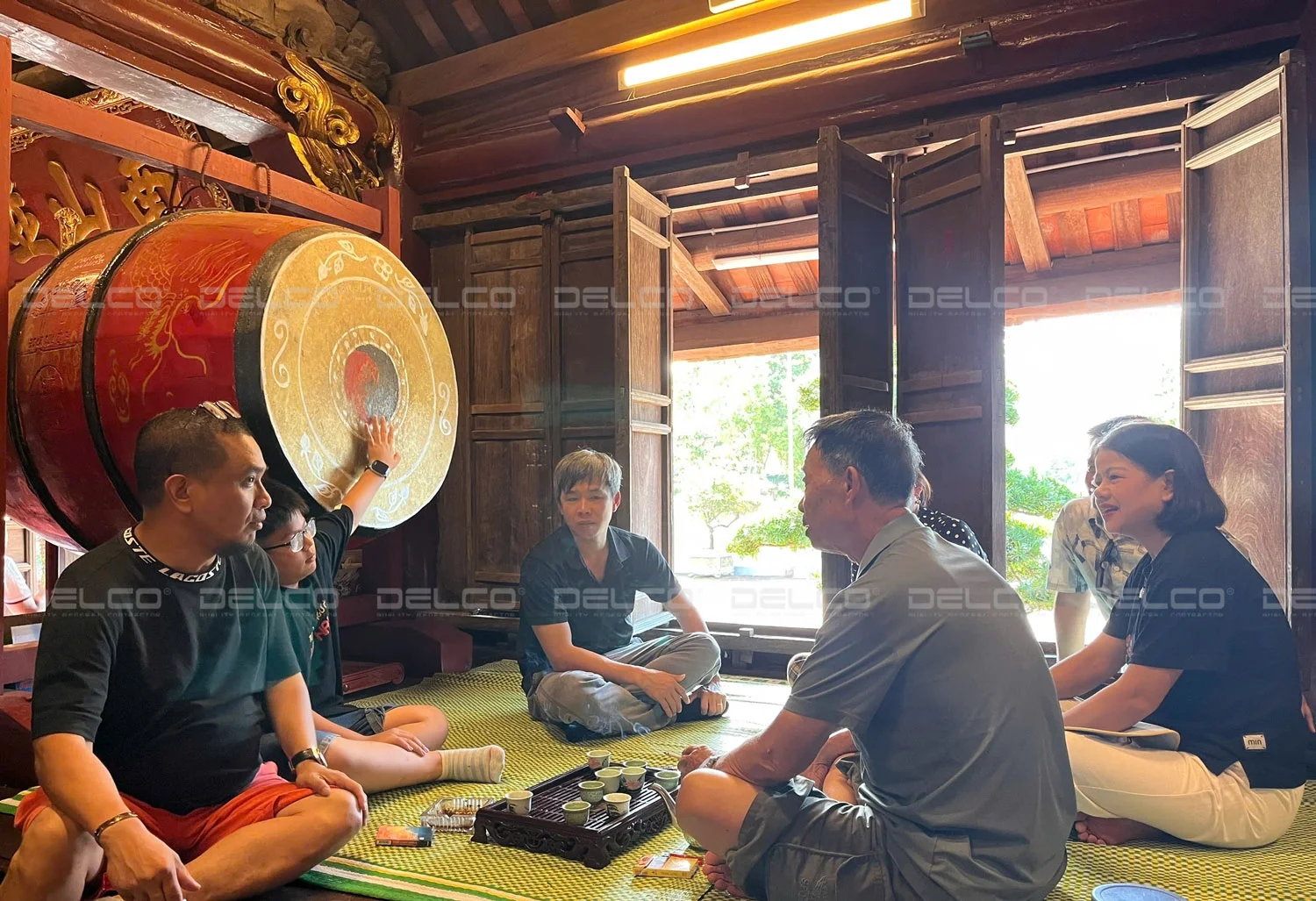 Trò chuyện với người trông giữ đình, lắng nghe những câu chuyện lịch sử và hiểu thêm những nét văn hoá độc đáo nơi địa đầu tổ quốc.